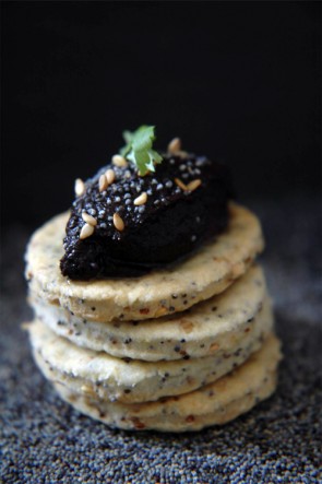 CRACKERS CON TAPENADE